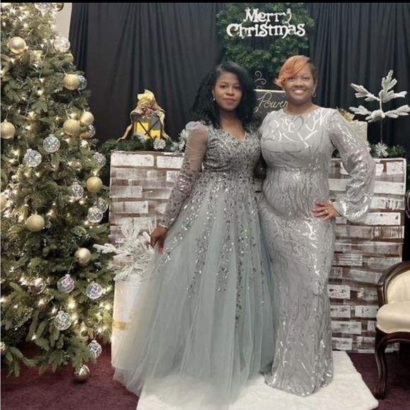 Mac Duggal 20295 Embellished V-Neck Long Sleeve A-Line Gown Size 16 NWT Platinum - Picture 3 of 5